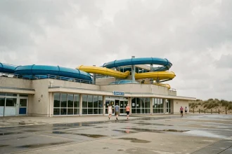 Façade extérieure du parc aquatique Aqualud au Touquet avec toboggans colorés et visiteurs en été